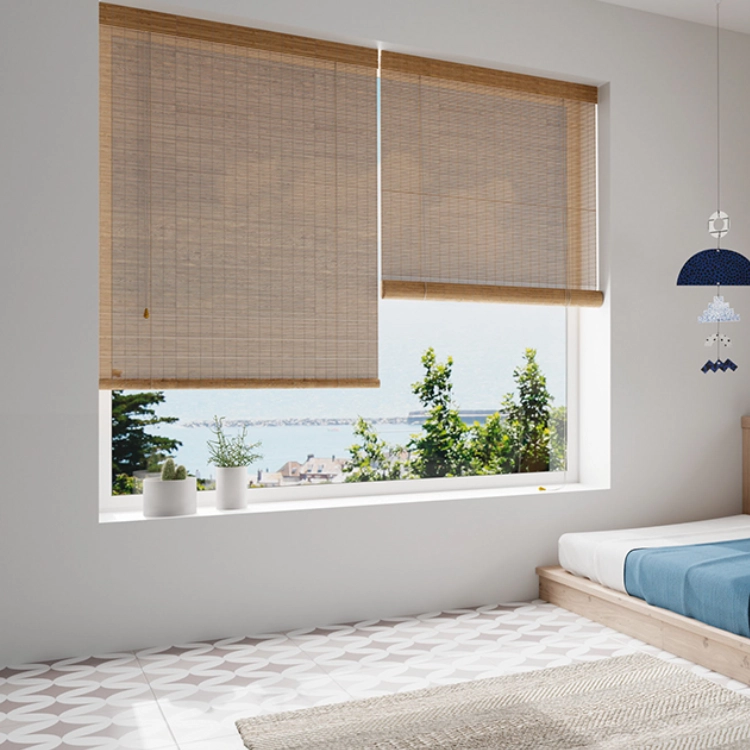 Cortina de bambú enrollable en habitación con vistas al mar
