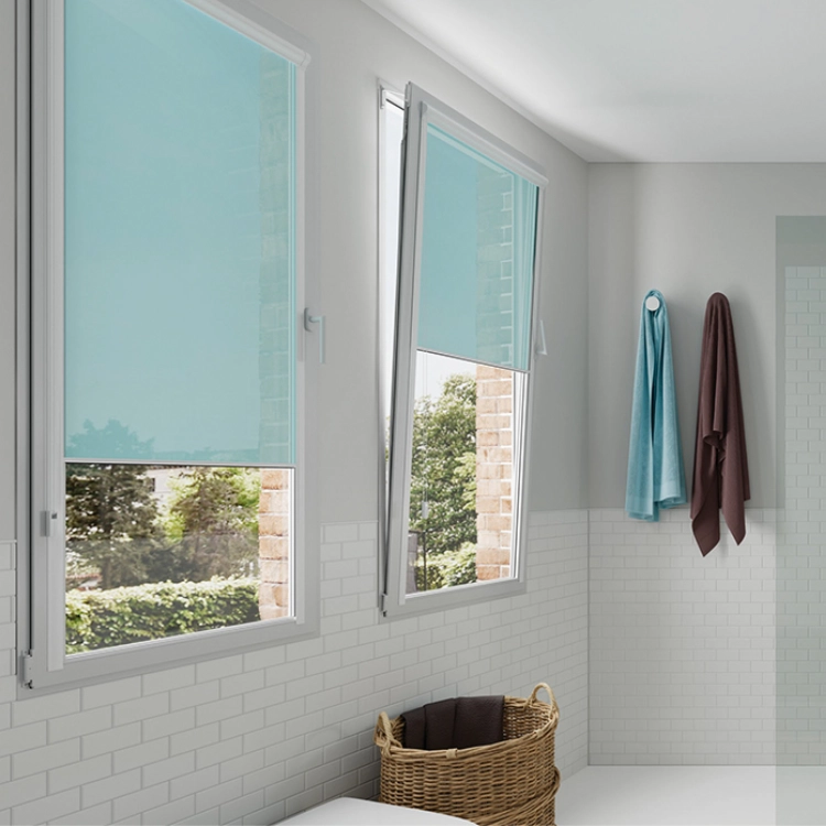 Estores Glass en ventanas abatibles de baño moderno con vistas al jardín