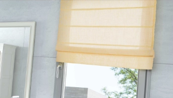 Instalación de estores en Zaragoza, estor enrollable beige en ventana de baño con marco blanco