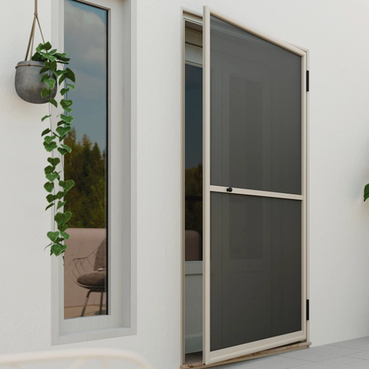 Mosquitera fija negra en puerta exterior con estructura blanca en terraza moderna