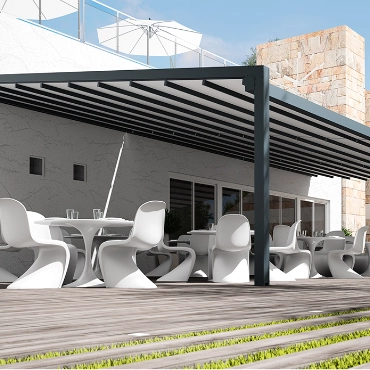 Pérgola de lona tensada instalada en terraza de Zaragoza con mobiliario de exterior