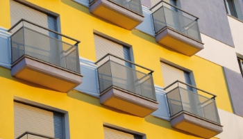 Instalación de persianas en Zaragoza, fachada de edificio moderno con persianas enrollables en ventanas