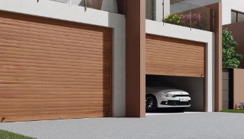 Puertas de garaje enrollables en color madera con coche blanco en vivienda moderna en Zaragoza