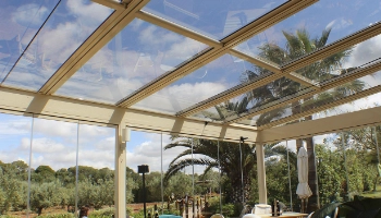 Instalación de techos de cristal en Zaragoza, estructura de aluminio con paneles transparentes en terraza acristalada