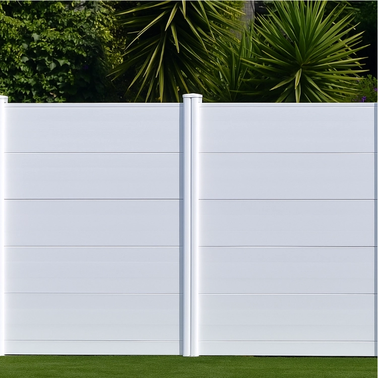 Valla de PVC blanca con diseño opaco para jardines con privacidad