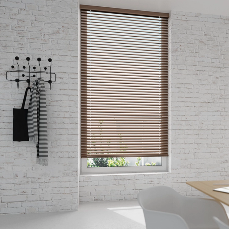 Persiana veneciana de aluminio marrón en estancia con pared de ladrillo blanco