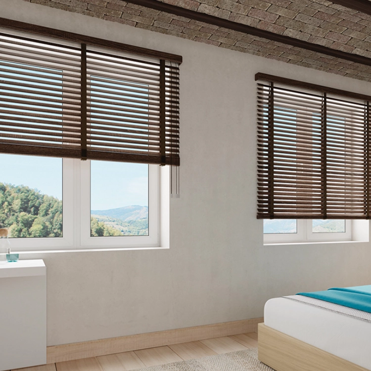 Persianas venecianas de madera en dormitorio con techo de ladrillo visto
